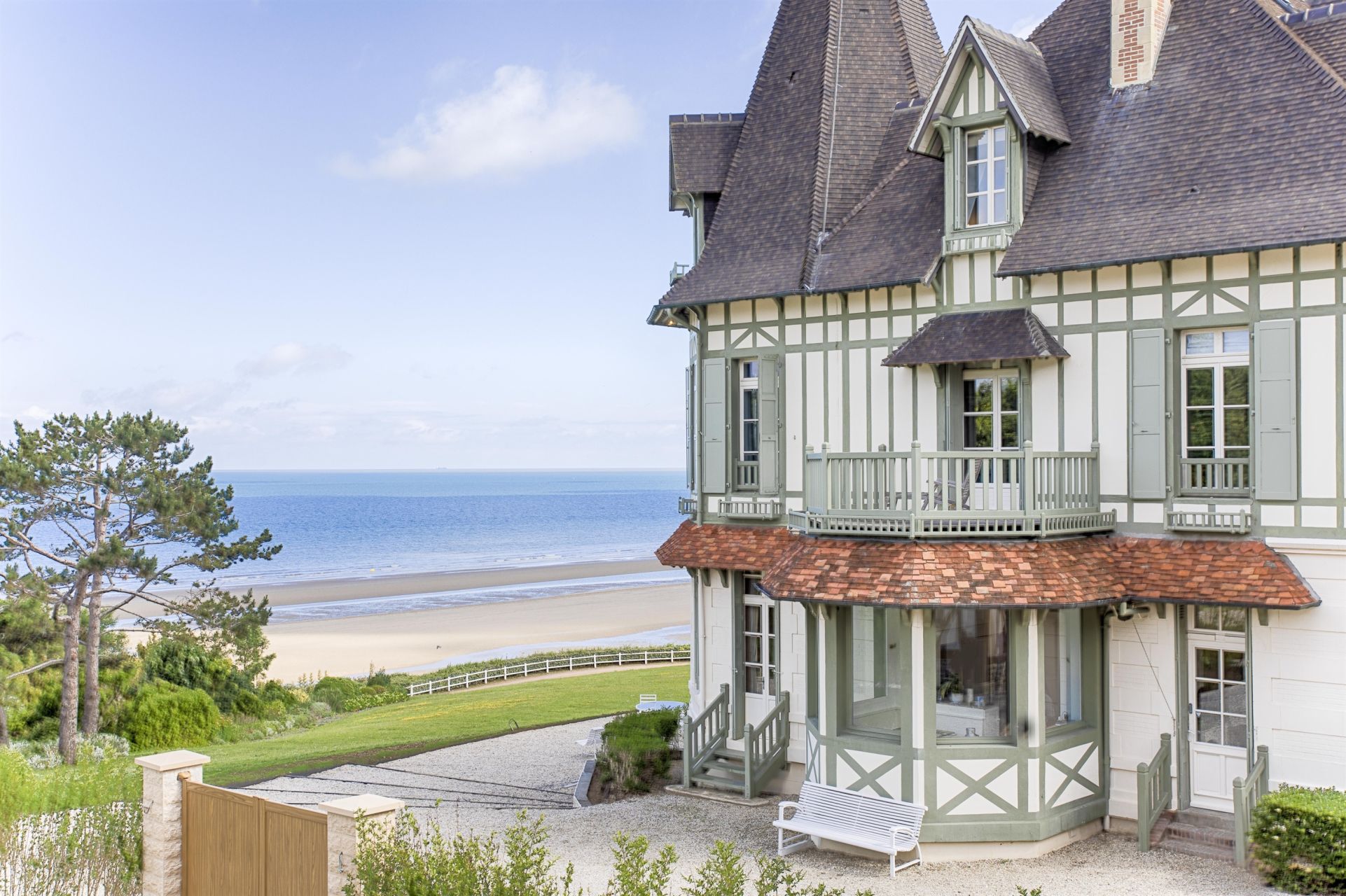 house 25 Rooms for seasonal rent on DEAUVILLE (14800)