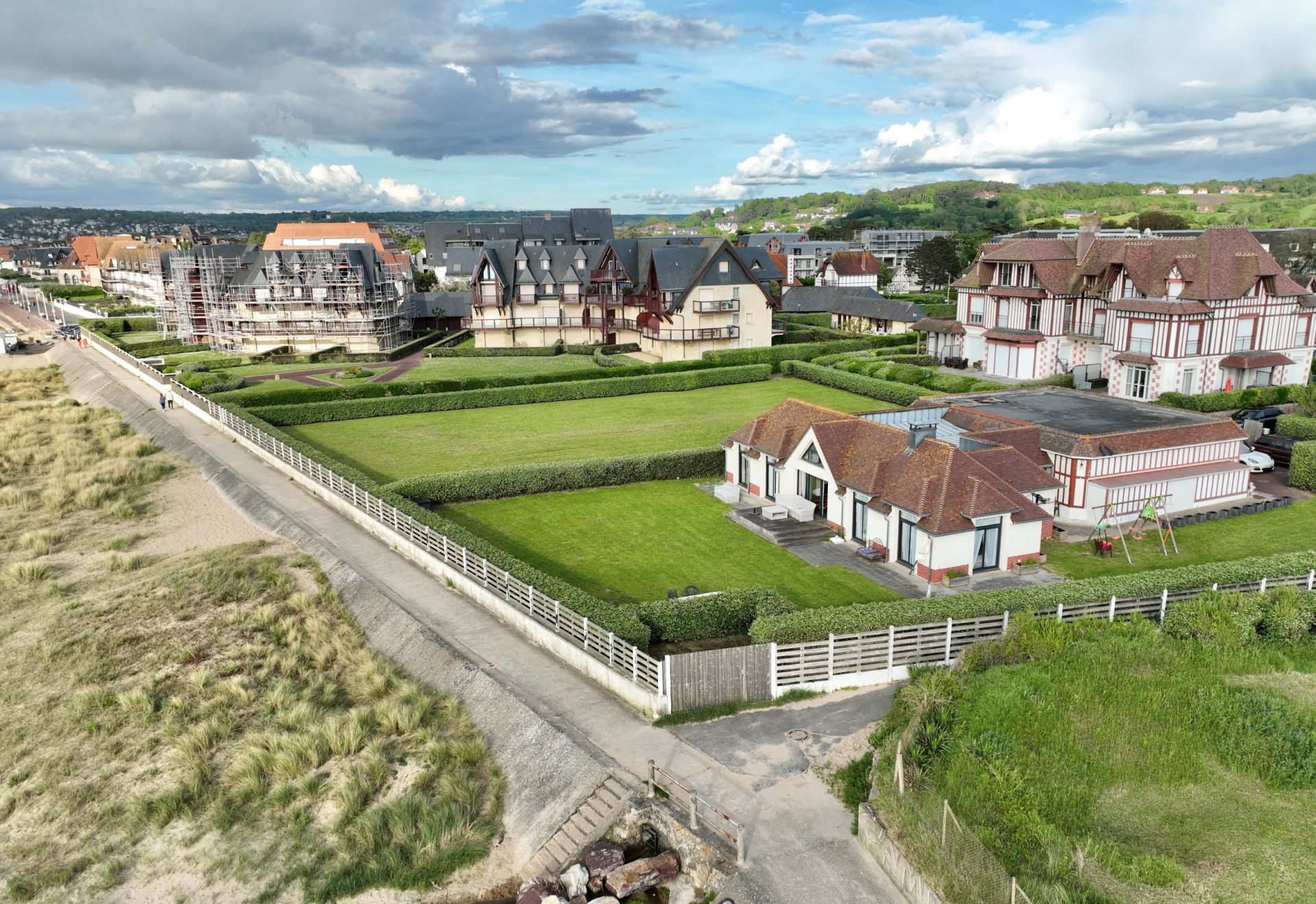 house 6 Rooms for sale on BENERVILLE SUR MER (14910)