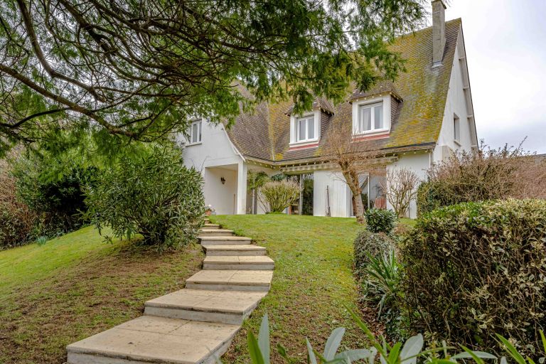 house 8 Rooms for sale on COURSEULLES SUR MER (14470)