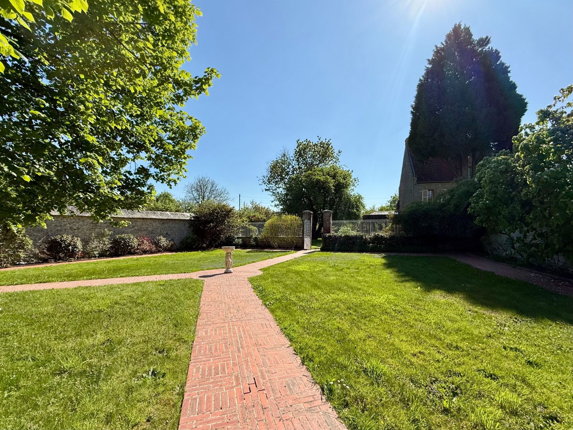 house 6 Rooms for sale on HAUSSEZ (76440)