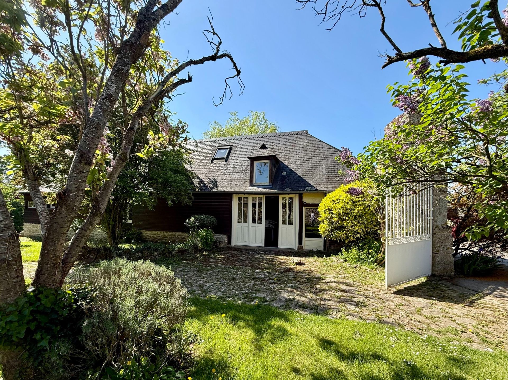 house 6 Rooms for sale on HAUSSEZ (76440)