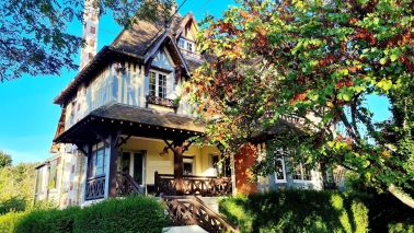 Norman house 9 Rooms for sale on PONT L EVEQUE (14130)