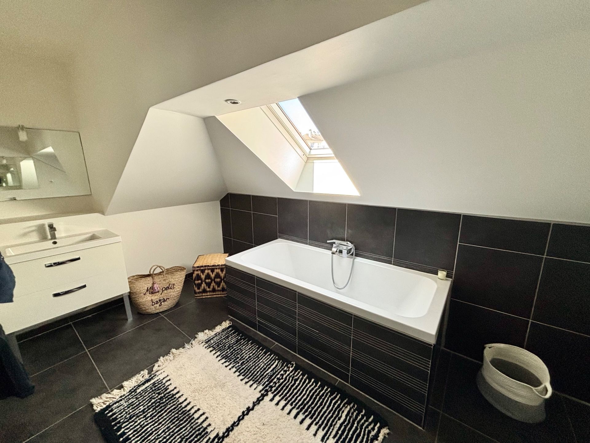 house 8 Rooms for sale on CAEN (14000)