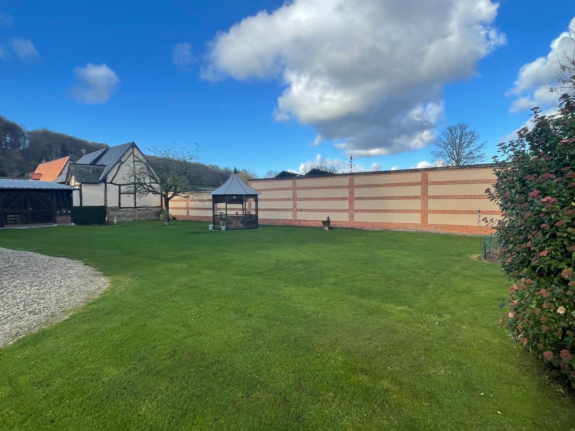 mansion 5 Rooms for sale on ST SAENS (76680)