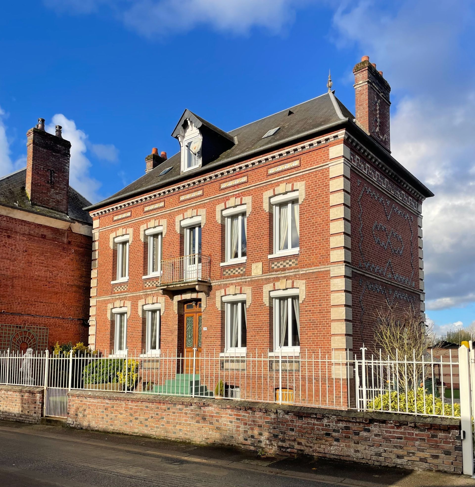 mansion 5 Rooms for sale on ST SAENS (76680)