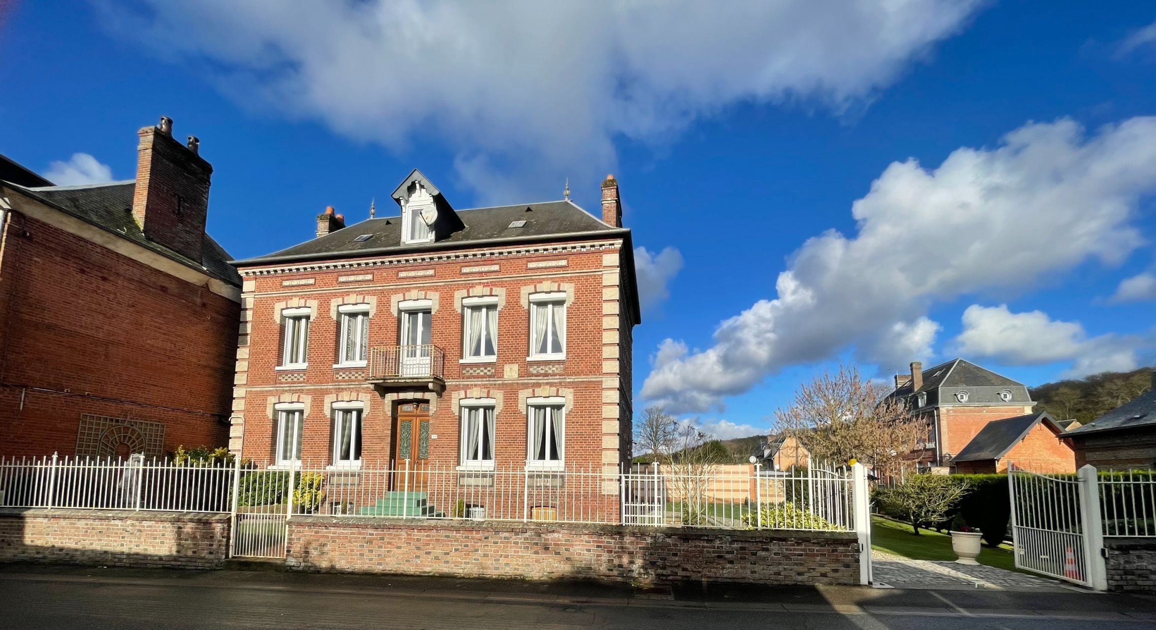 mansion 5 Rooms for sale on ST SAENS (76680)