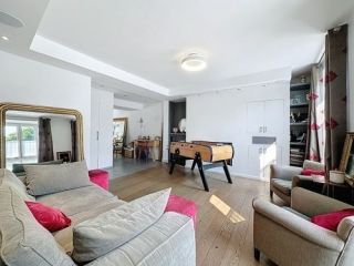 house 8 Rooms for sale on BAYEUX (14400)