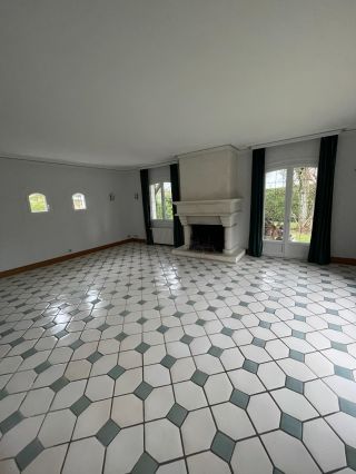mansion 9 Rooms for sale on ST ETIENNE DU ROUVRAY (76800)