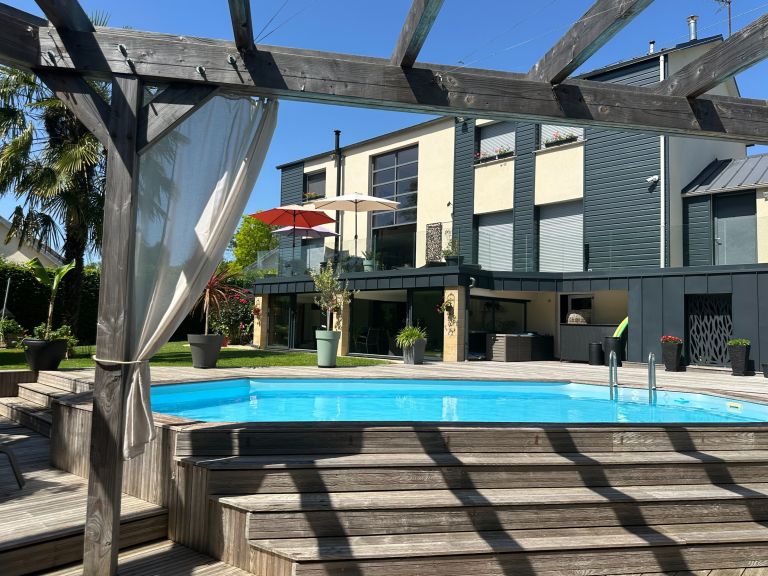 maison contemporaine 10 Pièces en vente sur MALAUNAY (76770)