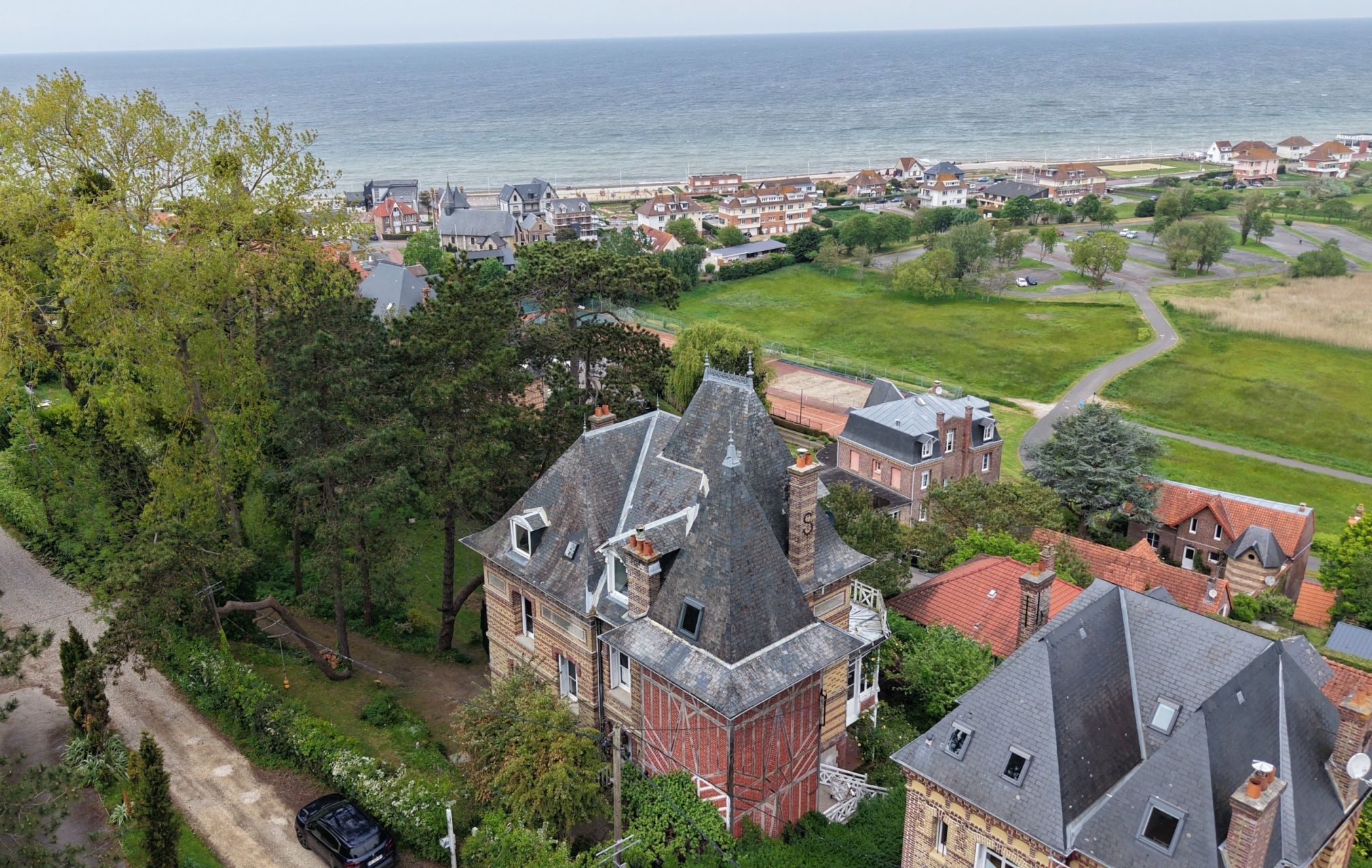 house 15 Rooms for sale on HAUTOT SUR MER (76550)