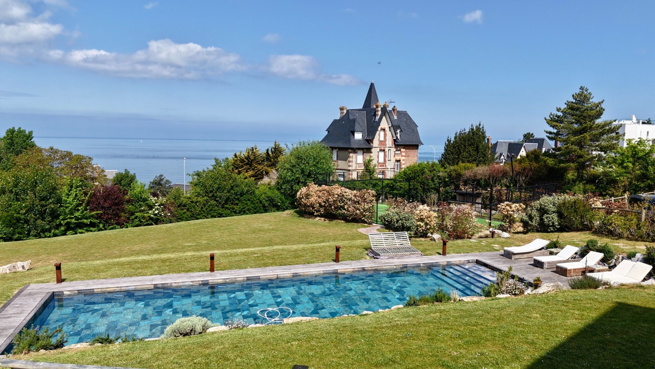 house 8 Rooms for seasonal rent on BENERVILLE SUR MER (14910)