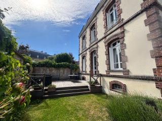 house 8 Rooms for sale on CAEN (14000)