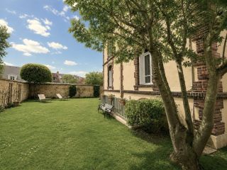 house 8 Rooms for sale on CAEN (14000)