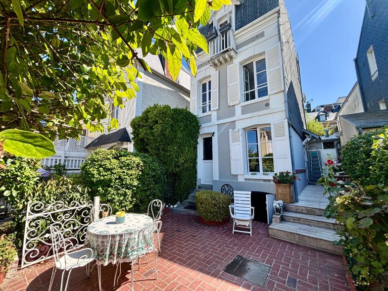 house 4 Rooms for sale on TROUVILLE SUR MER (14360)